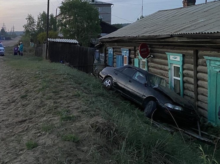 В Бурятии перед «Тойотой Кариной» на дорогу внезапно выскочил дом