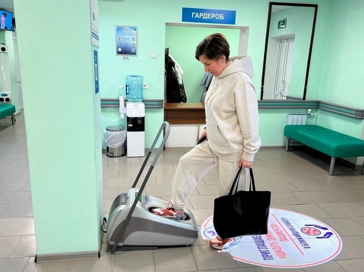 В поликлинике Тарко-Сале аппарат надевает на пациентов бахилы под классическую музыку