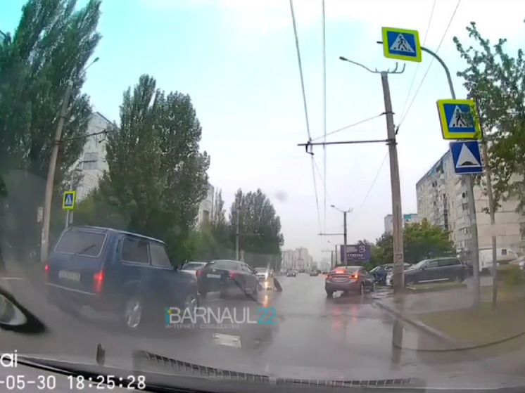 Автомобиль сбил женщину на пешеходном переходе в Барнауле