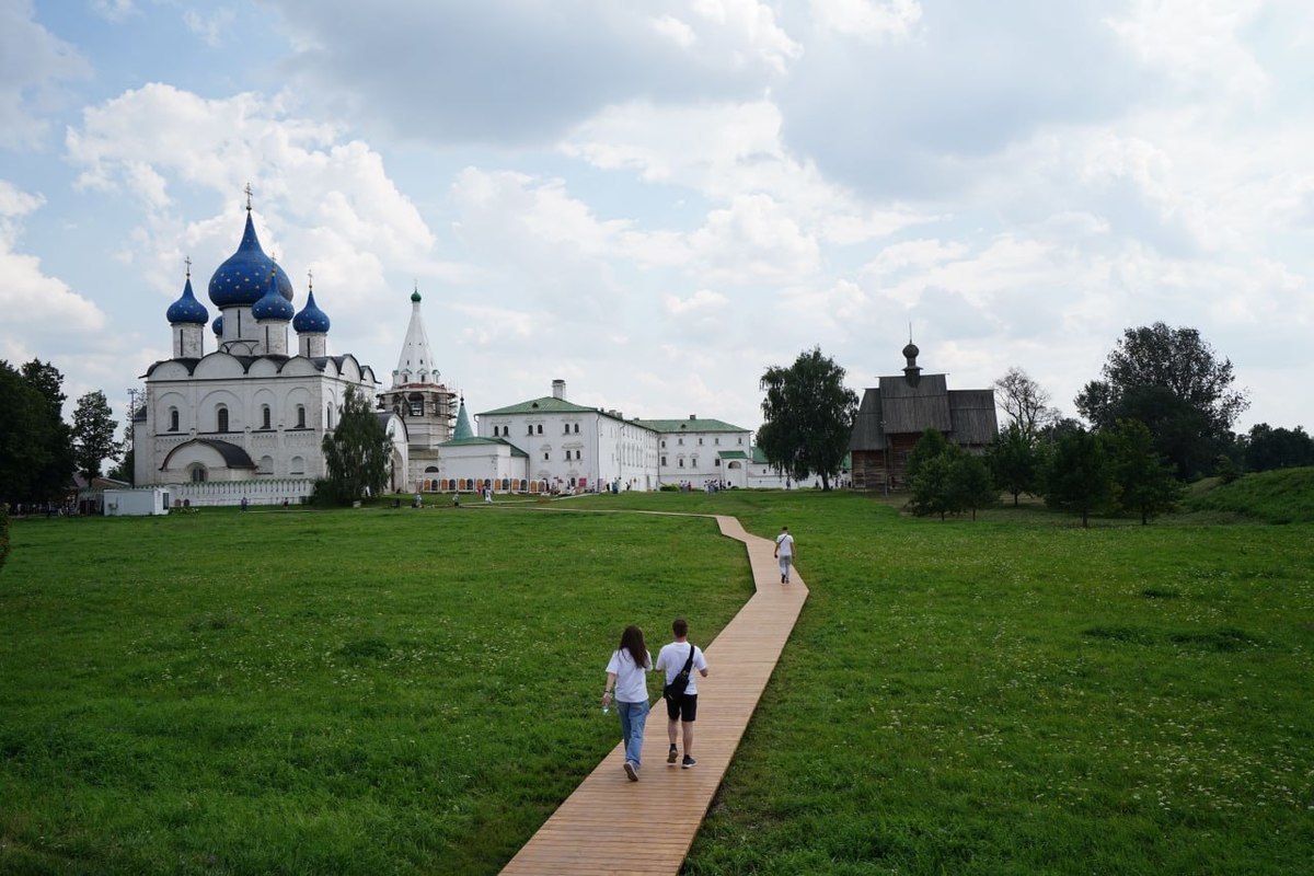 Музейный комплекс кремль в суздале. Суздаль 13 века. На территории суздальского. Суздаль кремль вид сверху. На территории суздальского.