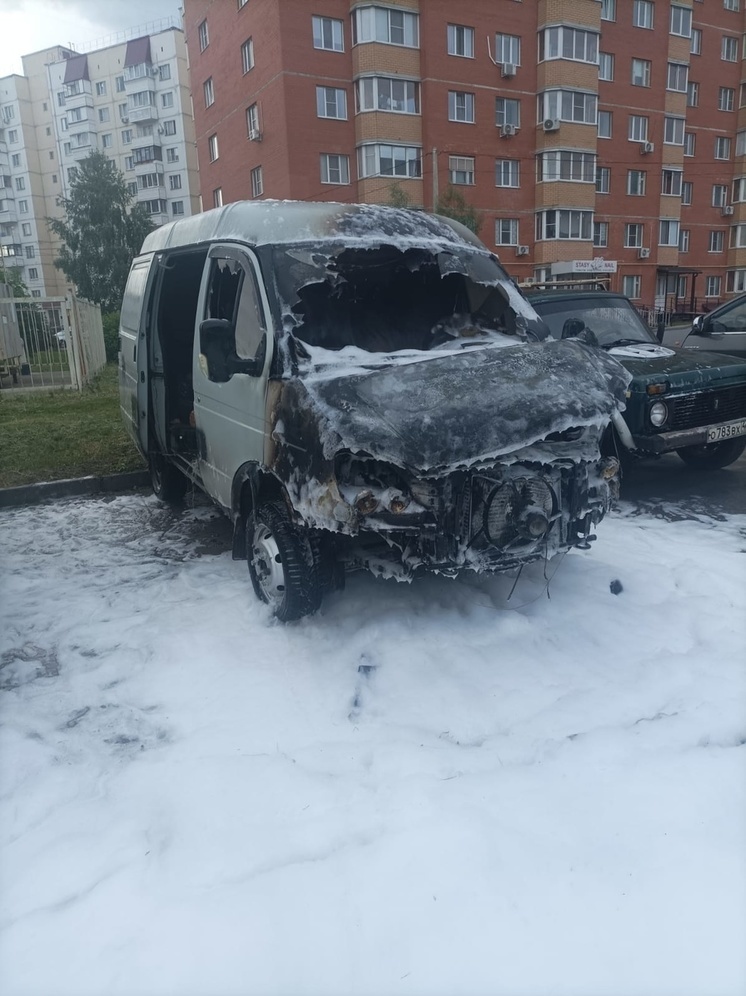 В курском Железногорске сгорел микроавтобус «Газель»