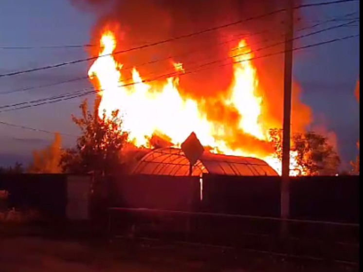В ночном пожаре полностью сгорел частный дом под Дмитровом