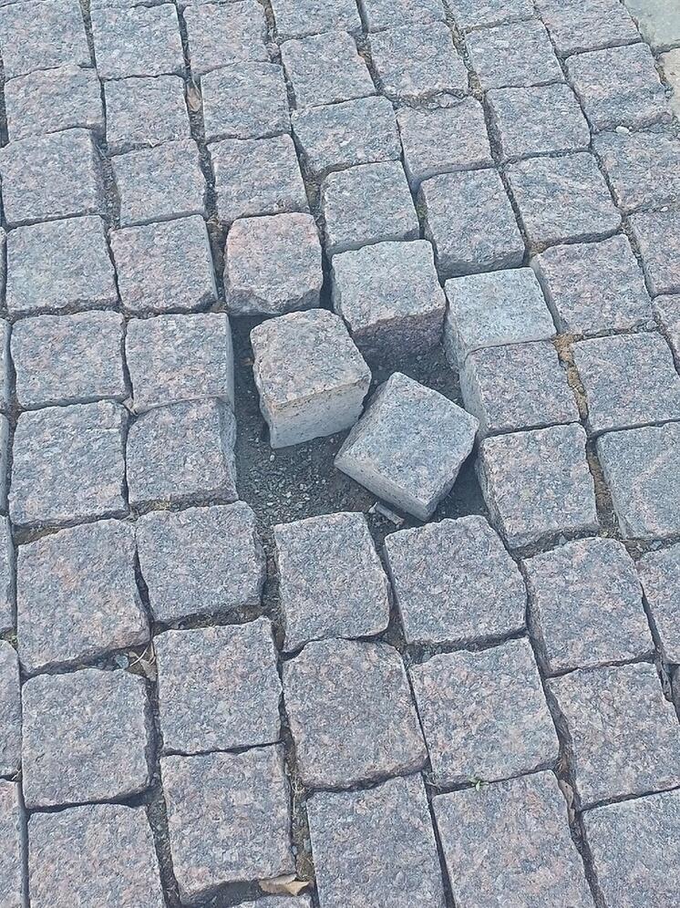 Брусчатка возле мэрии Петрозаводска начала разваливаться