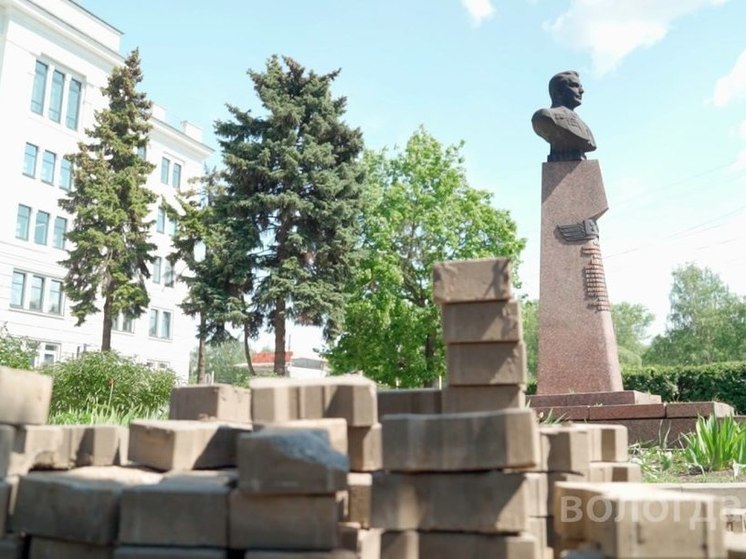 Работы по благоустройству начали в сквере у картинной галереи в Вологде