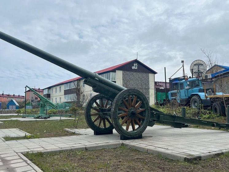 В Северо-Курильске на Аллее Победы установили орудие времен Второй мировой войны