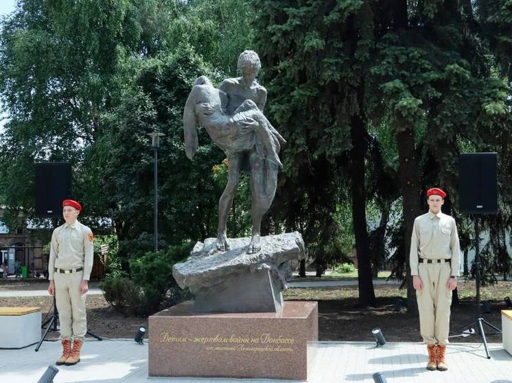 Памятник детям - жертвам войны в Донбассе открыли в Енакиево