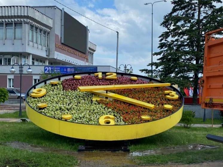 Часы на Набережной в Брянске украсили цветами