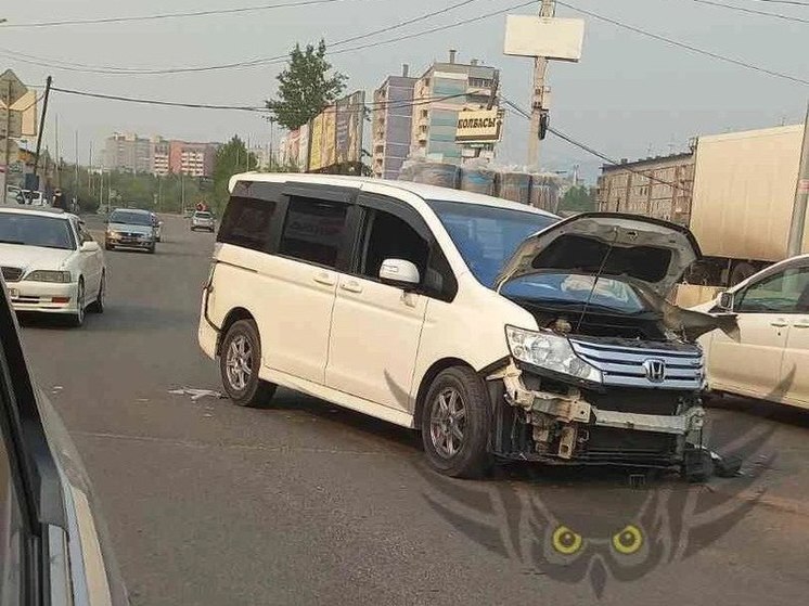 Пробка образовалась из-за столкновения КамАЗа и двух легковушек в Чите