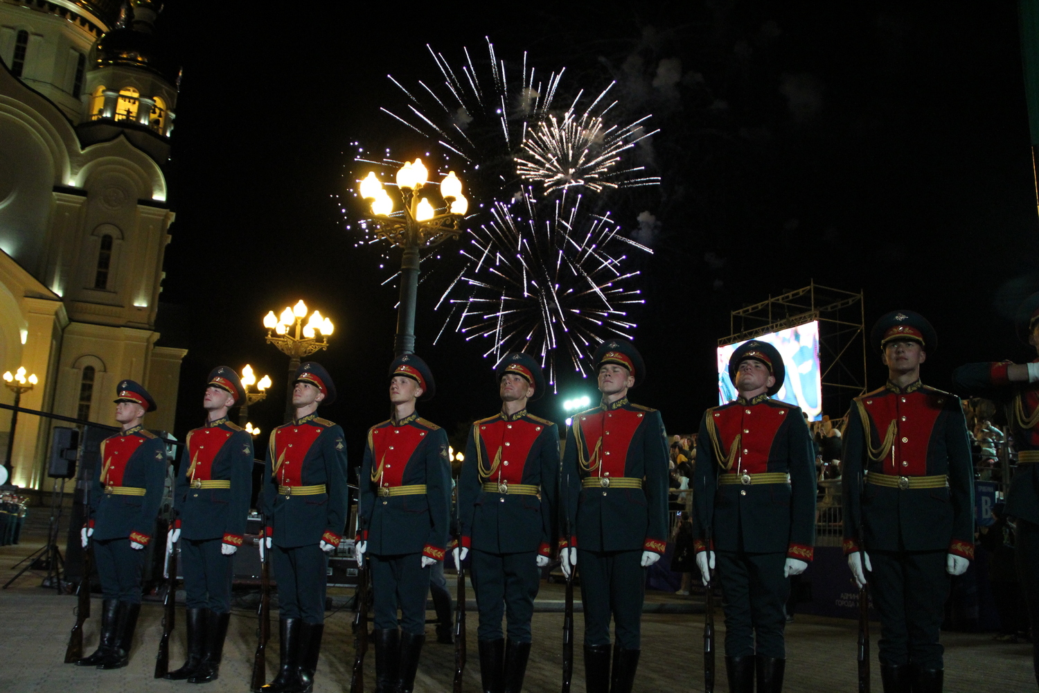 Флаги, военные и музыка: фотографии салюта с «Амурских волн» в Хабаровске