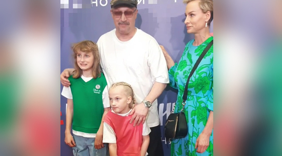 Гоша Куценко пришёл в компании своих жён: видео