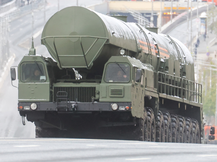 Баранец: РФ может воспользоваться ядерным оружием в случае бомбежки России Западом