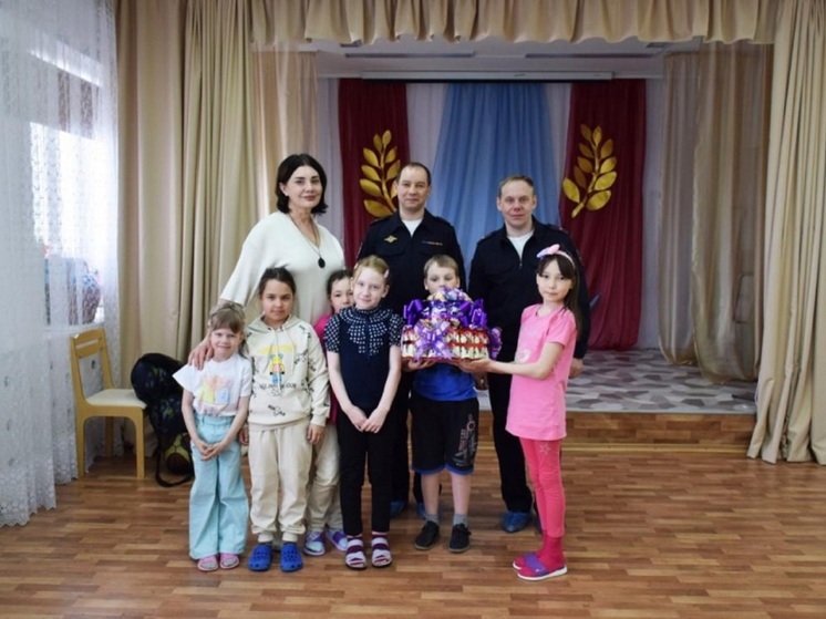 Стражи порядка НАО поздравили ребятишек детдома с Днем защиты детей
