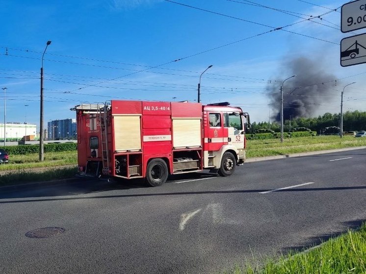 В деревне Велигонты горит завод стройматериалов