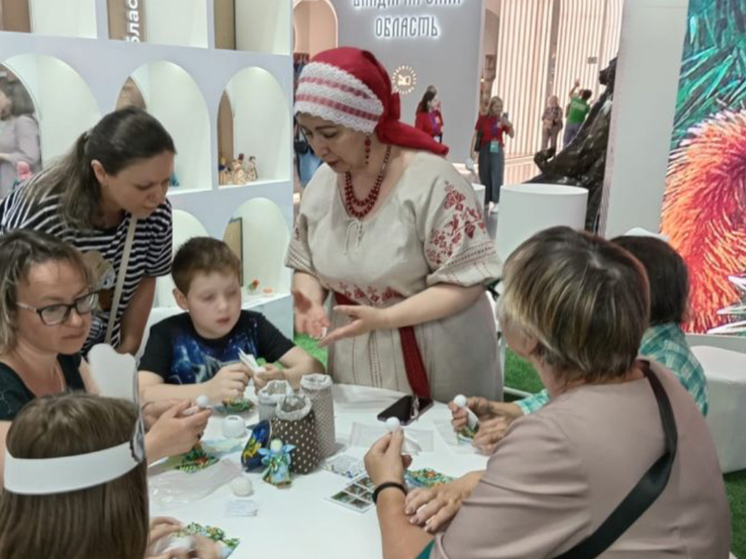 Орловцы научили гостей ВДНХ делать обереги для путешественников