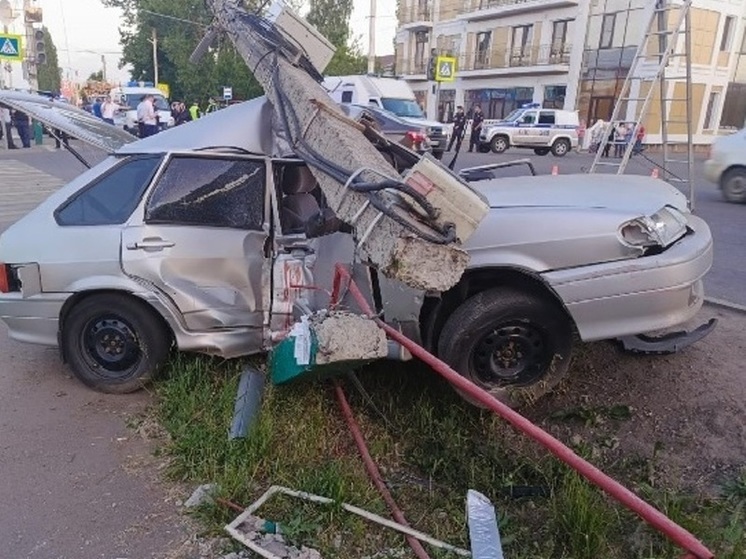 В Мичуринске столкновения двух легковушек не выдержал фонарный столб