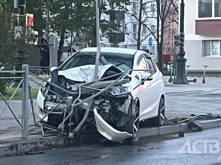 В Южно-Сахалинске иномарка на полной скорости врезалась в ограждение