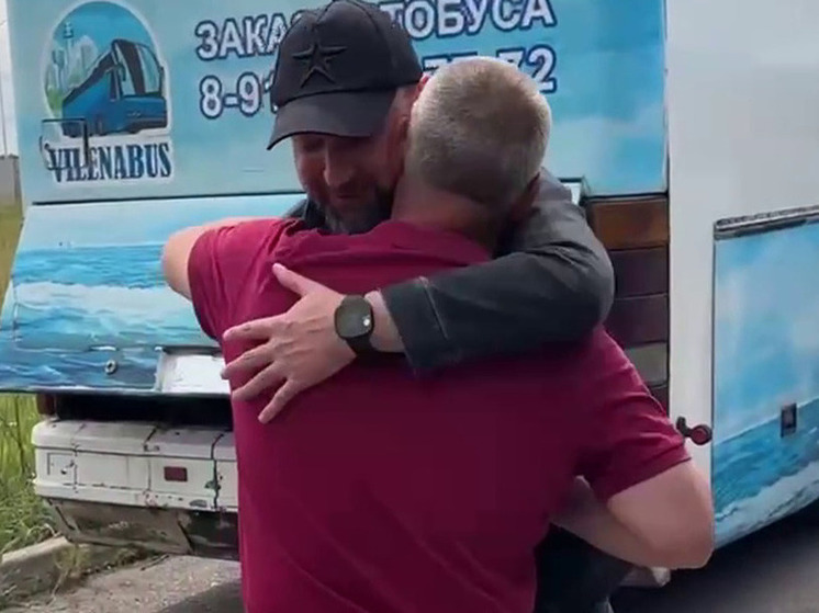 Возвращение 75 российских военных из украинского плена попало на видео