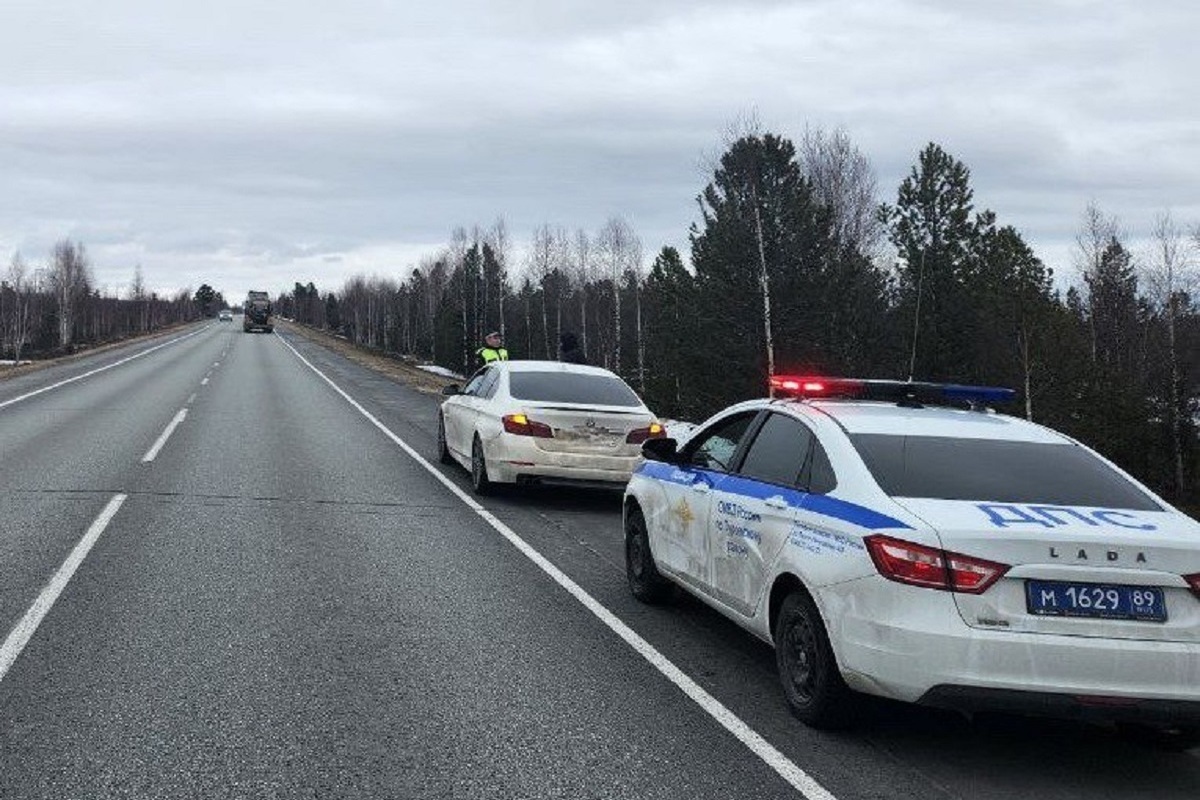 В ЯНАО полицейские помогли водителю отогнать сломанный автомобиль с трассы  на ремонт - МК Ямал