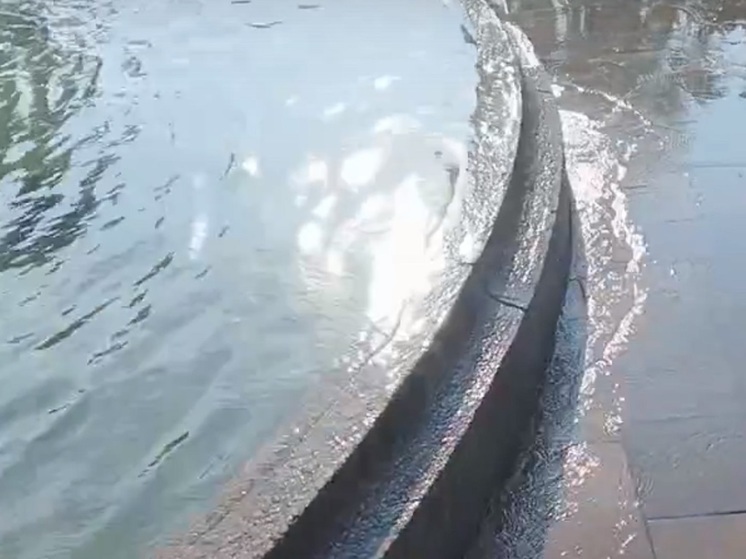 В Ярославле взбунтовавшийся фонтан залил площадь Труда