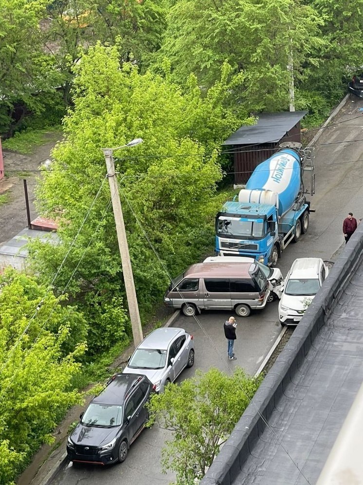 Бетономешалка без тормозов протаранила несколько авто во Владивостоке