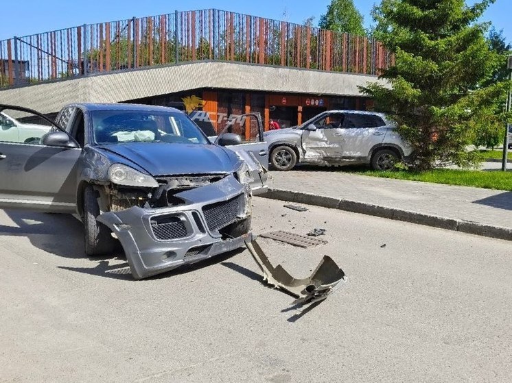 Два кроссовера не поделили дорогу в одном из дворов Новосибирска