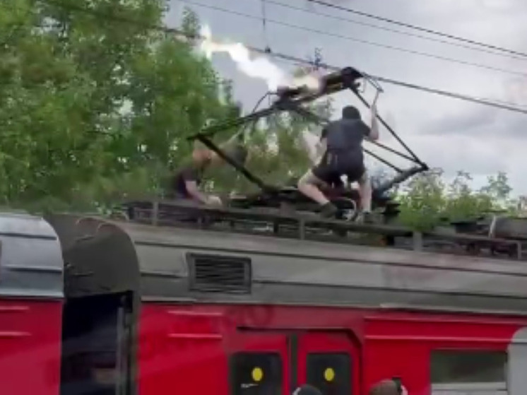 Двое зацеперов на ходу раскачали токоприемник электрички в Люберцах