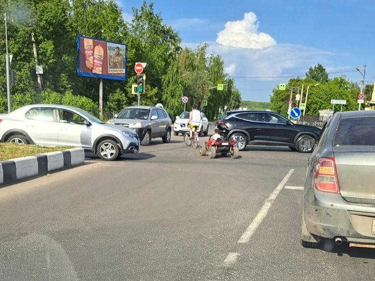 В Рязани на проезжей части заметили ребёнка на игрушечной машине