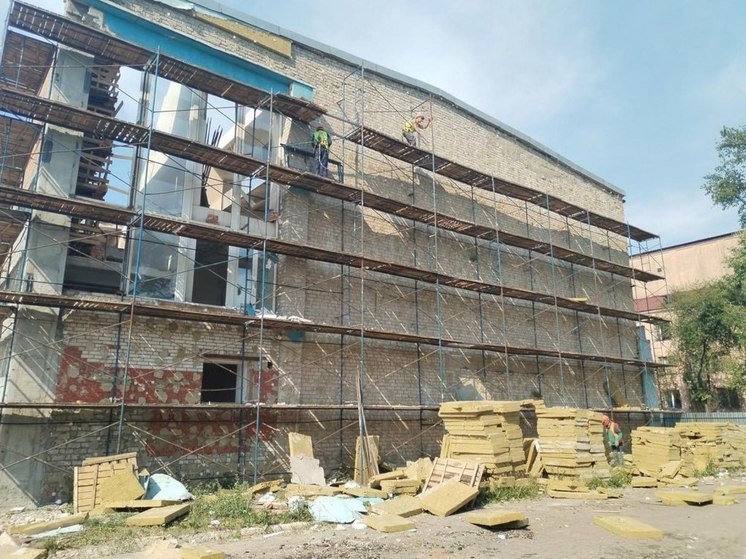 Хабаровский край восстанавливает спорткомплекс и школу в Дебальцево