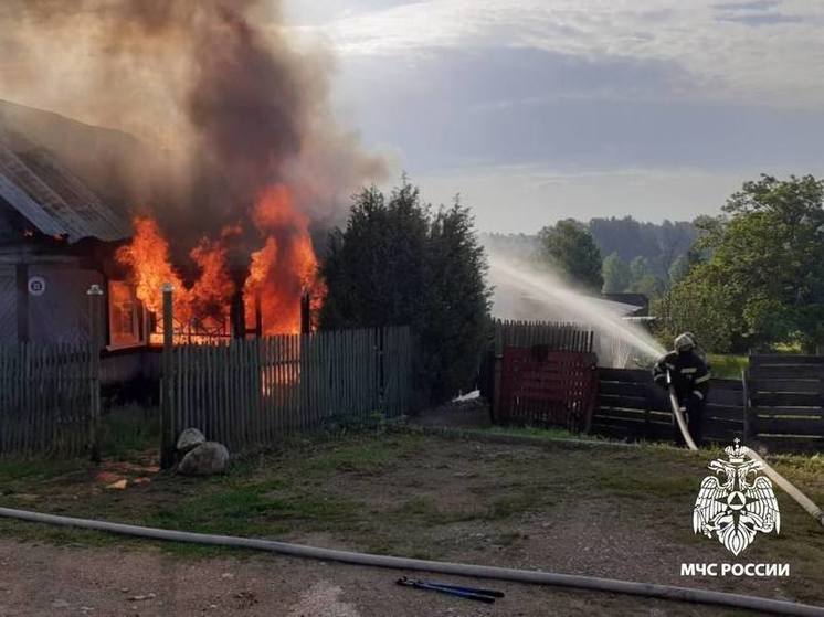 В Тверской области пожарные потушили жилой дом