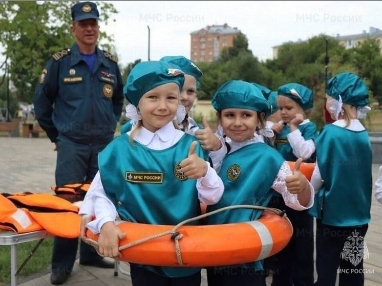 В Орле дети примеряют на себя профессии пожарного и спасателя
