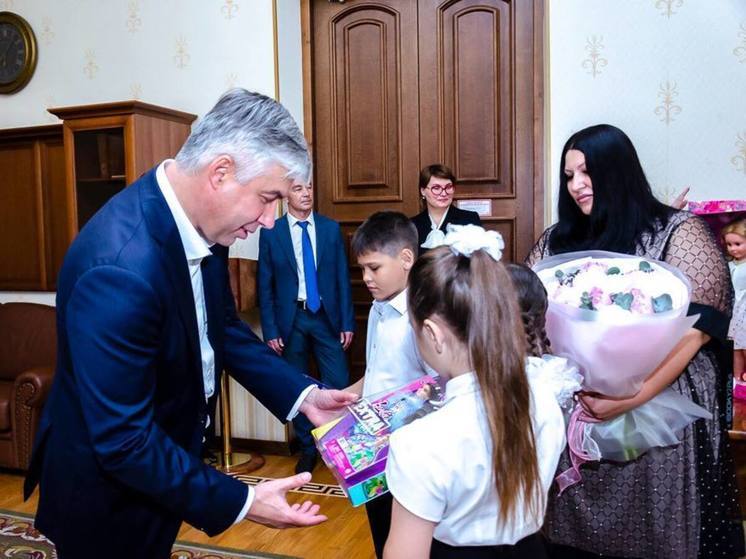 Алексей Логвиненко поздравил с Днем защиты детей многодетную семью Мелехиных