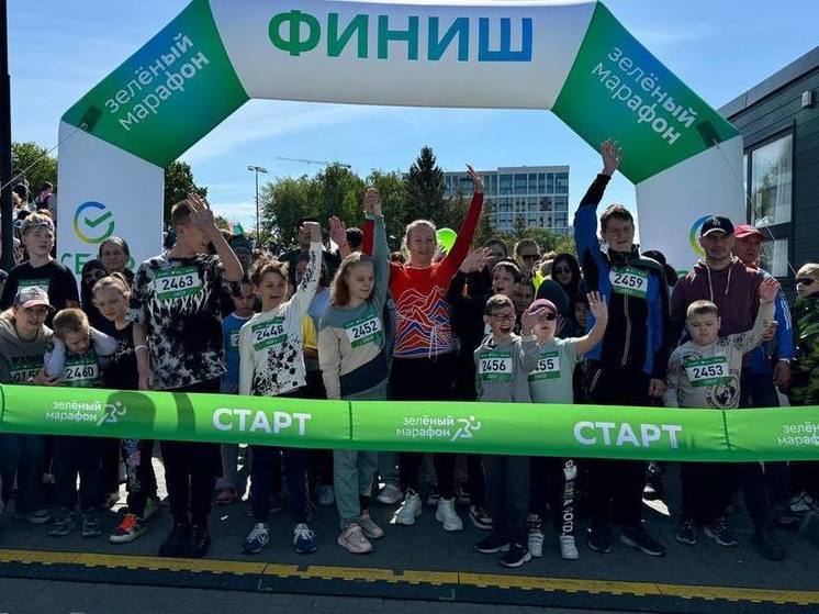 Тысячи жителей Новосибирска 1 июня устроили забег на Михайловской набережной