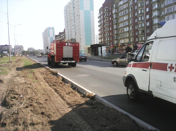 В Курске на проспекте Клыкова загорелась кровля автомойки