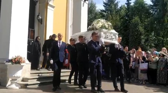 Вынос гроба с Заворотнюк сопроводили аплодисментами: видео