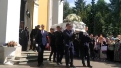 Вынос гроба с Заворотнюк сопроводили аплодисментами: видео
