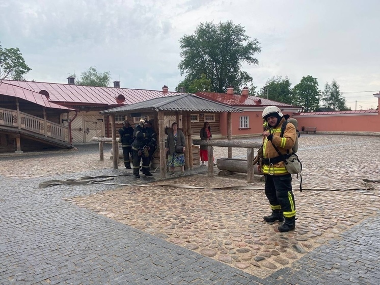 В «Доме станционного смотрителя» в Выре тушили условный пожар