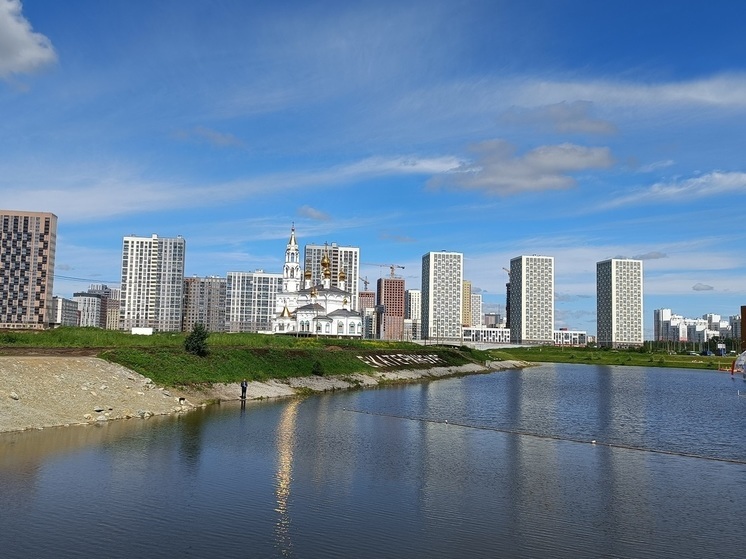 Девушка выпала из окна высотки в Академическом районе Екатеринбурга