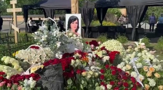 Анастасию Заворотнюк похоронили на Троекуровском кладбище: видео