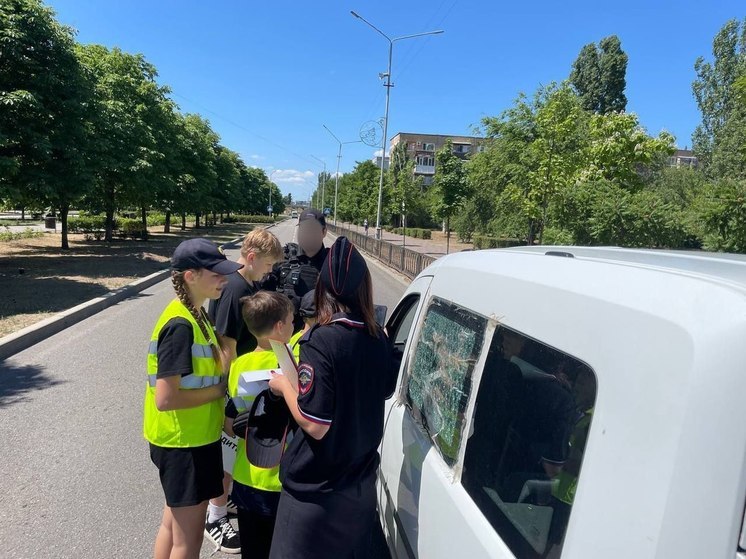 Полицейские Энергодара поздравили юных горожан и устроили для них занятие