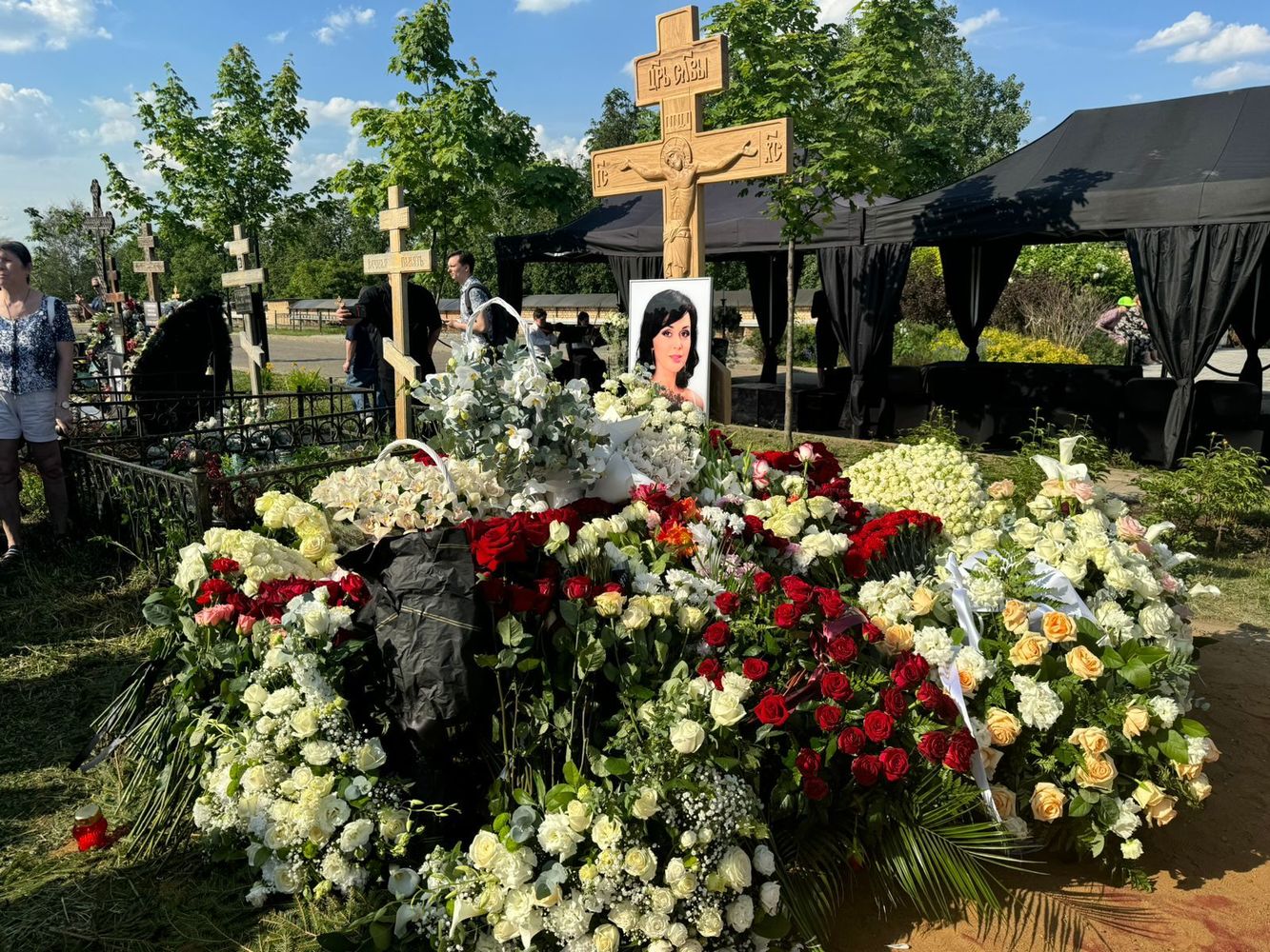 В Москве похоронили Анастасию Заворотнюк: лица родственников, море цветов на могиле