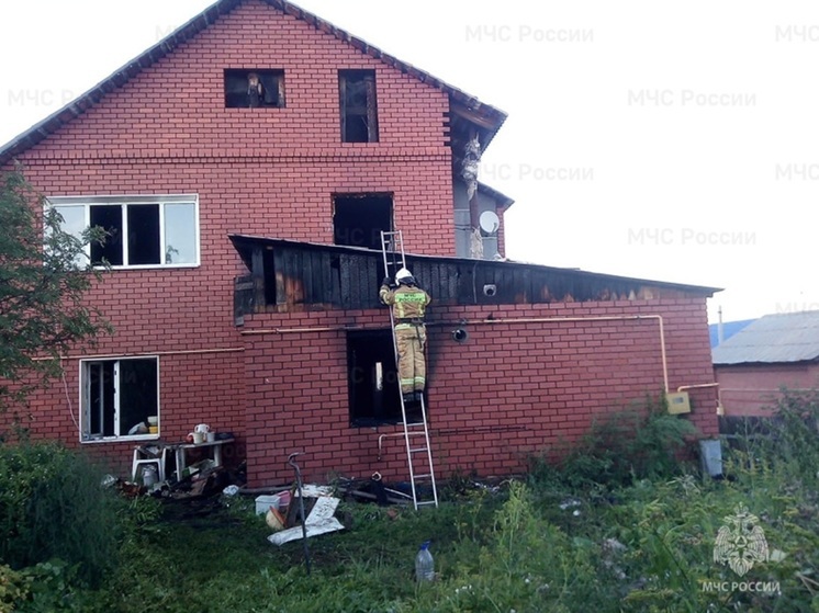 Десятки пожарных тушили коттедж в Екатеринбурге