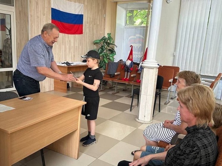 В Токмаке поздравили с праздником детей, пострадавших от украинской агрессии