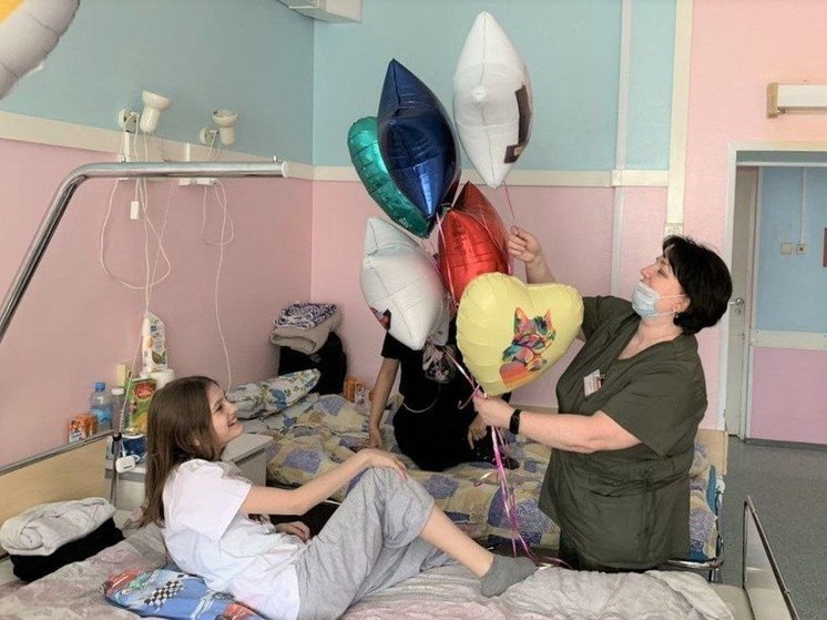 На койке с шариками: медики в Сургуте поздравили маленьких пациентов