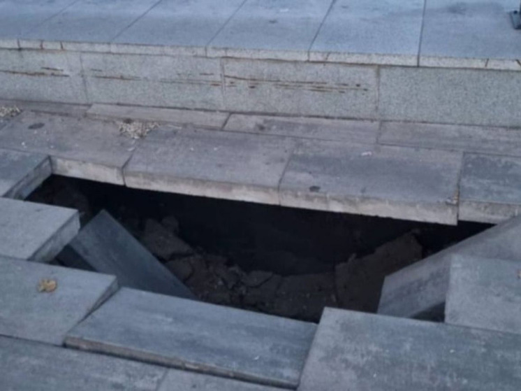 В Орле появился новый провал около фонтана на Оке