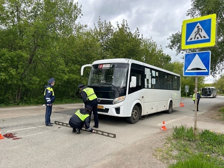 В Каменске-Уральском мужчина попал под колеса автобуса и впал в кому