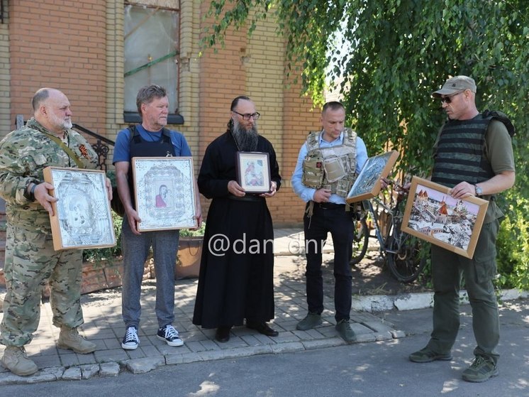 Старинные иконы получили священнослужители из храма Авдеевки