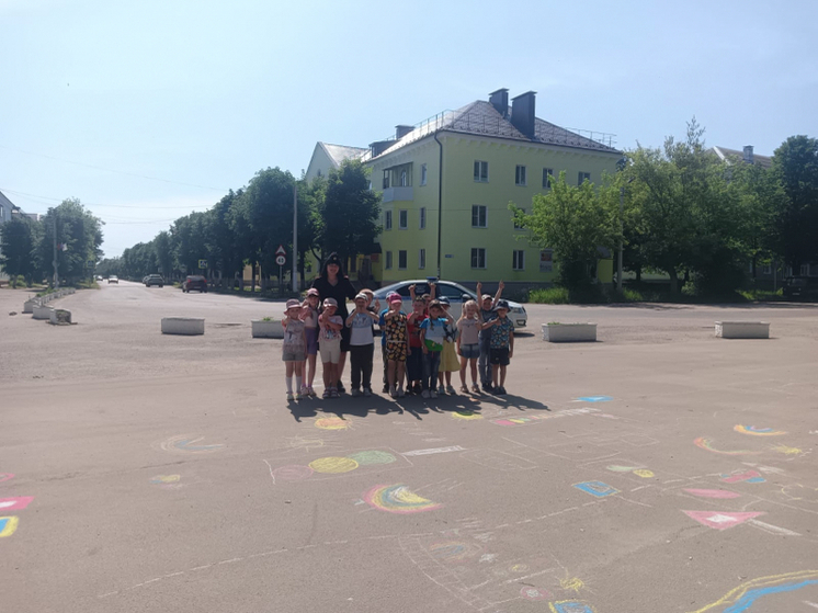 В Смоленской области дорожные полицейские провели для дошкольников акцию «Безопасный двор»