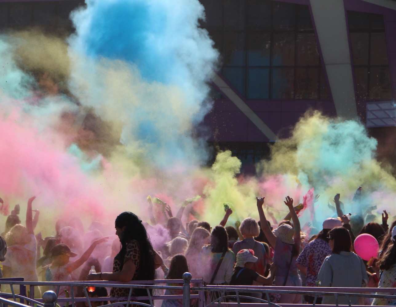 Хабаровчане искупались в краске на фестивале «Холи»: яркие кадры
