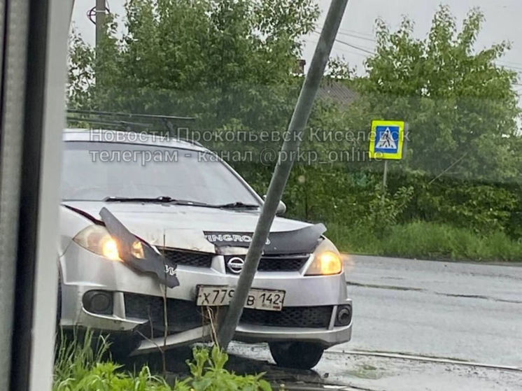 Автомобиль врезался в дорожный знак в Прокопьевске