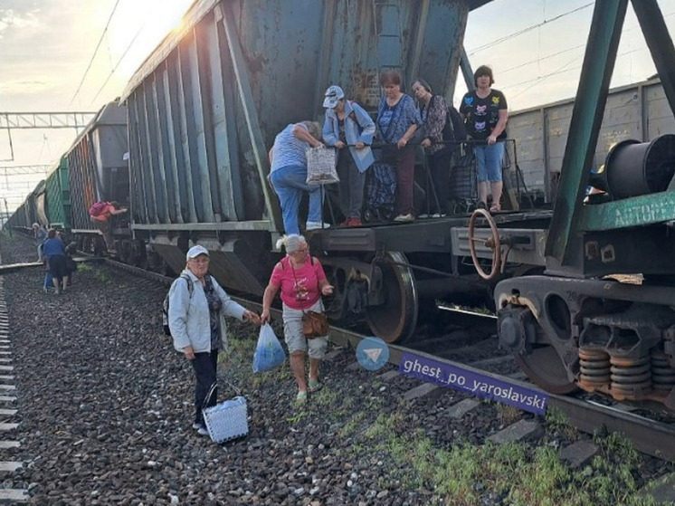 СЖД принесла извинения ярославцам, которым пришлось перелезать через товарняк.